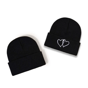 Ensemble de bonnets tricotés noirs avec broderie double cœur blanc pour la chaleur hivernale