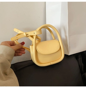 Mini sac à bandoulière jaune en cuir mat avec détail de poignée réglable