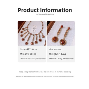 Gros plan sur un ensemble collier et boucles d'oreilles baroque avec strass ambre vintage