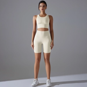 Dettaglio del reggiseno sportivo beige e pantaloncini da yoga a vita alta senza cuciture
