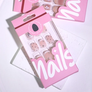 Set mit rosa Nageltips zum Aufkleben, Polka Dots, Strasssteinen und Schleifen