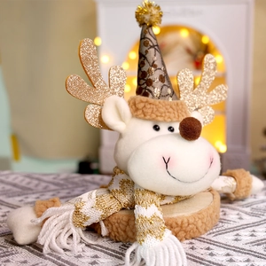 Vista dettagliata di una renna di Natale in peluche con cappello di paillettes e decorazioni