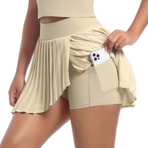 Detail eines cremefarbenen Faltenrock-Shorts mit praktischer Seitentasche für Handys