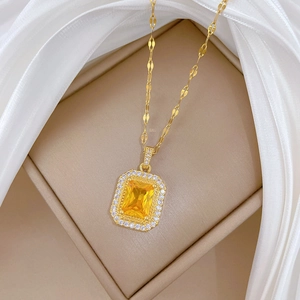 Collier en acier titane avec pendentif carré en pierre jaune et diamants sur soie
