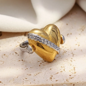 Vue macro d'une bague coeur plaquée or 18K avec détail d'incrustation chaîne argent