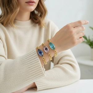 Makro-Detail von Evil Eye Armbändern im Industriestil mit bunten Markasit-Kristallen
