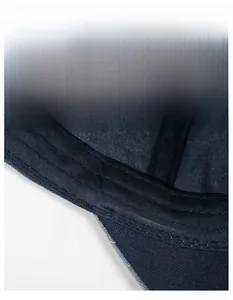 Détail macro du bandeau de sudation élargi et des coutures renforcées de la casquette bleue