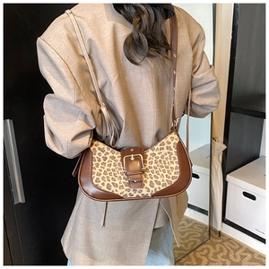 Détail du sac léopard avec bandoulière en cuir marron et boucle réglable
