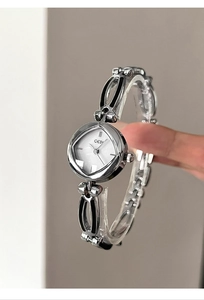 Close-up of GEDI women's watch featuring a silver hollowed chain and black enamel links