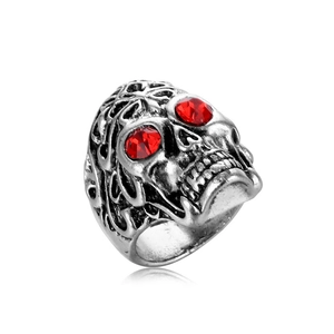 Detailaufnahme von Gothic-Totenkopfring mit roten Zirkonia-Augen und Silberfinish
