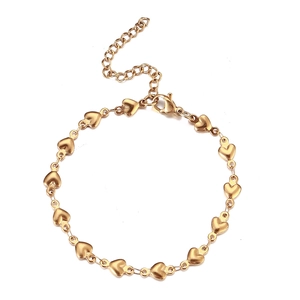 Vue détaillée du bracelet à maillons cœur dorés avec fermoir mousqueton et chaînette