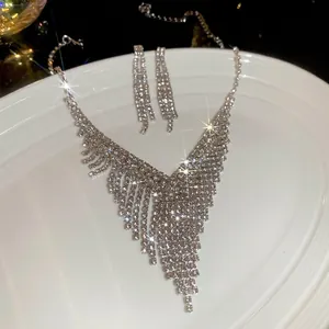 Parure de bijoux de mariée en zircon avec collier en V et boucles d'oreilles pendantes