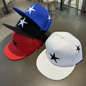 Casquettes hip-hop à bord plat avec étoiles brodées en noir, bleu, blanc et rouge