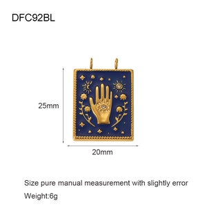 Dettaglio del ciondolo tarocchi con dimensioni di 25mm per 20mm e peso di 6 grammi