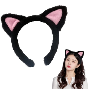 Dettaglio cerchietto con orecchie di gatto in peluche nero e rosa con foto indossata