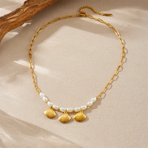 Collier à pendentifs coquillages dorés et perles avec chaîne à maillons épurée