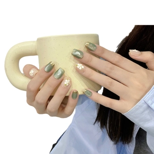 Faux ongles faits main vert clair et crème avec fleurs 3D et effet œil de chat