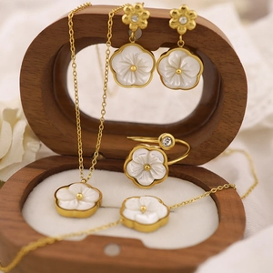 Ensemble de bijoux fleurs dorées avec nacre blanche dans un coffret cadeau en bois
