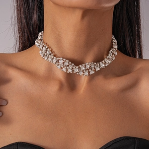 Collana girocollo a torsione argentata con file multiple di strass brillanti ed eleganti