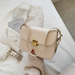 Elegante borsa a tracolla in pelle bianco crema con fibbia in metallo dorato per stile minimal