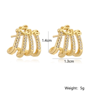 Détails des boucles d'oreilles lettre d'amour plaquées or 1,4 cm avec zircons et tailles