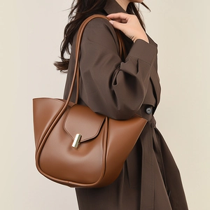 Sac Cabas à Épaule en Cuir Synthétique Grande Capacité pour Femmes Avec Pochette Ensemble Minimaliste Couleur Unie Avec Serrure en Métal