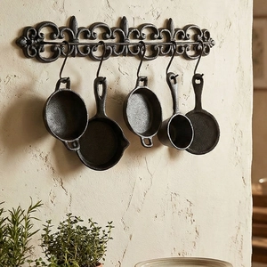 Décoration murale de cuisine rétro en fonte avec 5 mini-poêles et crochets de style