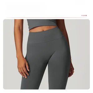 Gros plan détaillé sur le legging taille haute gris foncé avec ceinture côtelée sculptante