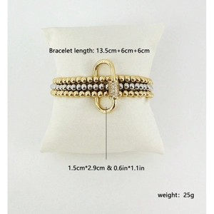 Dettaglio di bracciali a sfere da 6mm in oro e argento con fibbia a U tempestata di cristalli