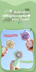 Tre mini ventilatori portatili colorati tenuti contro il cielo blu limpido