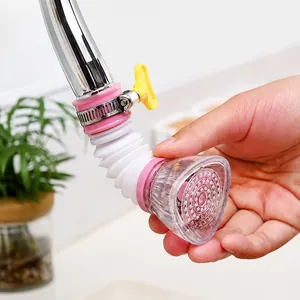 Dettaglio dell'aeratore flessibile ruotabile a 360 gradi con clip rosa per il risparmio idrico
