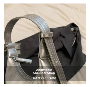 Vue détaillée de la bandoulière réglable sur un sac en similicuir argenté brillant
