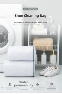 Détail de deux sacs à linge en maille pour chaussures avec fermetures éclair grises