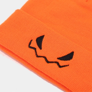 Orange Halloween Strickmütze mit schwarzer Kürbisgesicht-Stickerei für Damen und Herren