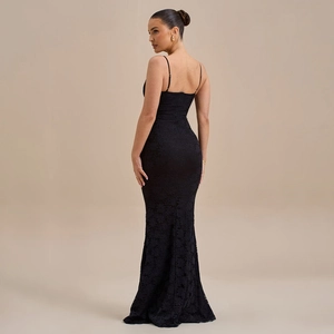 Gros plan sur la dentelle délicate et le dos nu de cette robe longue noire moulante chic