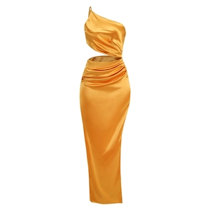 Détail de la robe asymétrique en satin jaune gingembre avec fronces et découpe à la taille