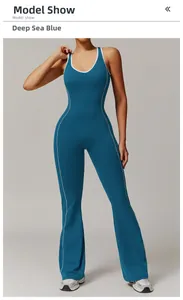 Detailansicht eines tiefseeblauen Yoga-Jumpsuits mit weißen Kontrastpaspeln und Schlag