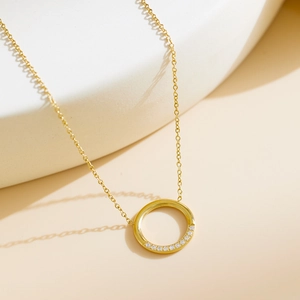 Collier en acier titane plaqué or 18 carats avec pendentif anneau serti de cristaux