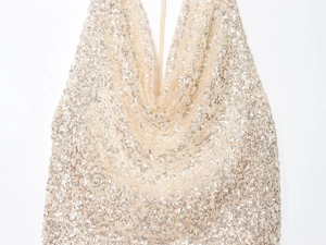 Détail du haut dos nu à paillettes or champagne avec un col bénitier drapé élégant