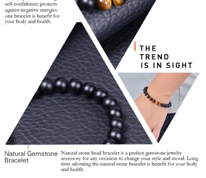 Macro détaillée d'un bracelet en perles d'œil de tigre naturel et de pierre noire mate