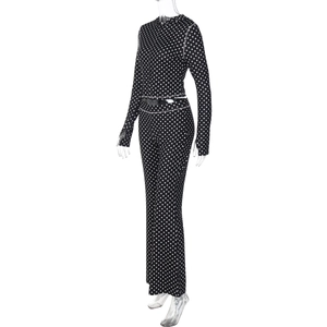 Detailansicht des schwarzen Polka-Dot-Slim-Fit-Kapuzenoberteils mit passender Hose