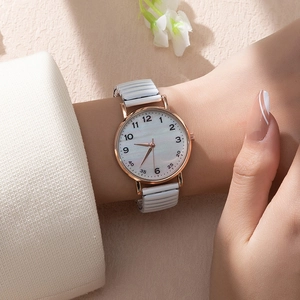 Montre à quartz pour femme avec boîtier or rose et bracelet élastique à rayures