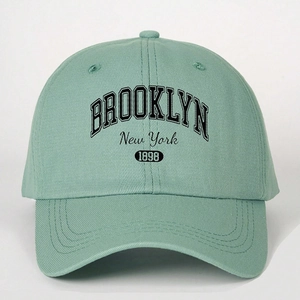 Gros plan sur la casquette Brooklyn 1898 vert menthe montrant la texture et les coutures