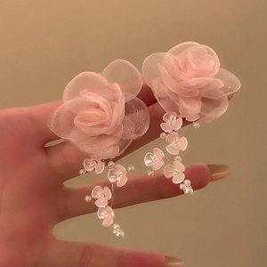 Orecchini rosa a rosa in organza con nappe di perle d'imitazione e accenti floreali