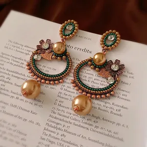 Boucles d'oreilles vintage en forme de fleur dorée avec perles et cristaux royaux