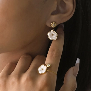 Collier Boucles D'oreilles Bracelet Bague Fleur Acier Inoxydable Plaqué Or 18K Nacre Blanche Bijoux Pour Femme