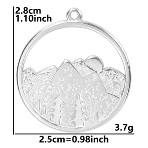 Detailed view of silver mountain pendant with precise size measurements and 2.5cm diameter