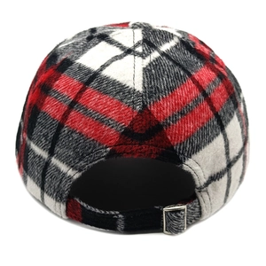 Dettaglio del cappellino da baseball scozzese rosso con fibbia regolabile in metallo argento