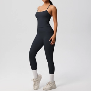 Gros plan du legging de yoga noir taille haute avec poches latérales pour le sport et fitness