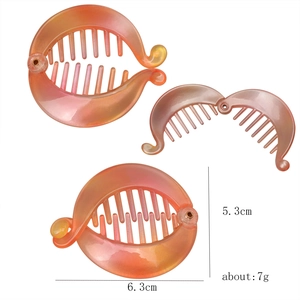 Fish-shaped gradient pink banana hair clip showing dimensions 6.3cm and 7g weight